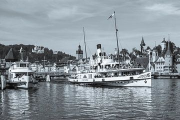 Raderstoomboot in Luzern aan het Vierwoudstedenmeer - monochroom van Werner Dieterich