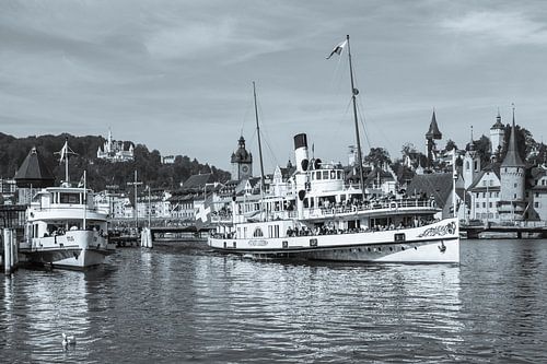Raderstoomboot in Luzern aan het Vierwoudstedenmeer - monochroom