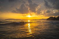 Schöner Sonnenuntergang am Strand von Aon Nang in Thailand.
