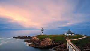 Sonnenuntergang am Leuchtturm von Faro Illa Pancha, Galicien, Spanien