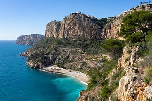 Blaues Mittelmeer und Klippen an der Cala Moraig