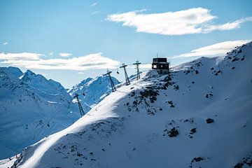 Uitzicht op het skigebied van Andermatt van Leo Schindzielorz