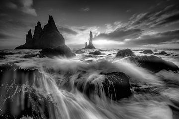 Atmospheric coastal landscape on Iceland in black and white. by Manfred Voss, Schwarz-weiss Fotografie