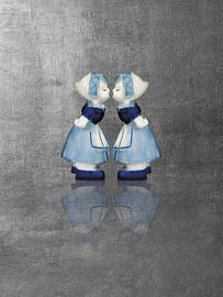 Delft blue kissing couple. Women, silver. by Mijke Konijn