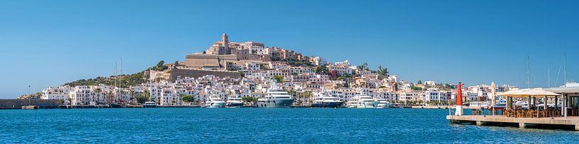Blick auf den Hafen von Ibiza Dalt Vila, Panorama von Jan van Suilichem