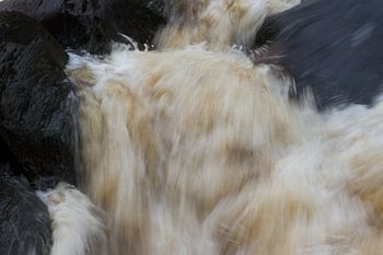 Peat and river – water from the Scottish Highlands flows in warm amber hues
