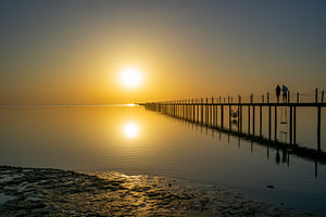 Langer Bootssteg bei Sonnenaufgang am Roten Meer in Ägypten