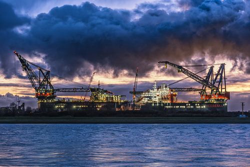 Kraanshepen Thialf en Sleipnir in het blauwe uurtje