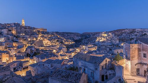 Sonnenuntergang über dem beleuchteten Matera von Henk Meijer Photography
