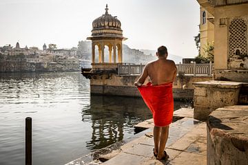 Washing in the river of Udaipur by Paula Romein