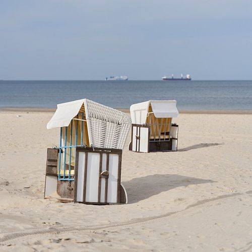 Strandstoelen op het strand van de Oostzee op het eiland Usedom bij Ahlbeck