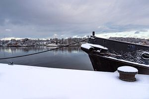 Blick über die Warnow auf die Hansestadt Rostock im Winter