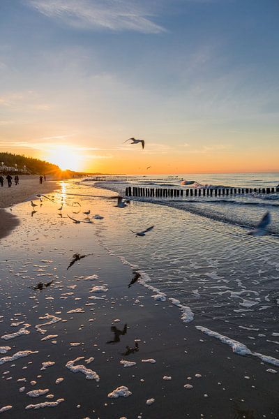 Avondwandeling langs de strandboulevard in Mielno van Oliver Hlavaty