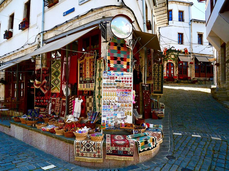 Gjirokaster, ein Souvenirladen von Judith van Wijk