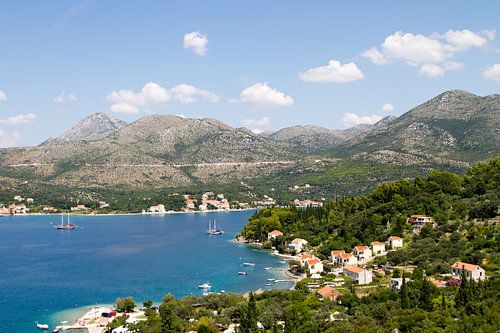 Zicht op een baai in Kroatië