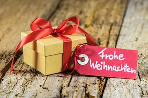 Cadeau de Noël avec tag texte allemand, Frohe Weihnachten sur Alex Winter