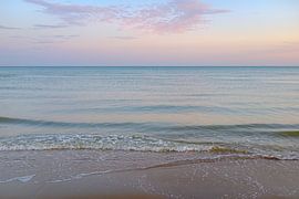 Surf en mer du Nord au lever du soleil sur Johan Vanbockryck