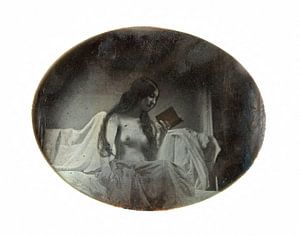 Pinup, junge Frau, die auf dem Bett ein Buch liest, sexy Bild zwischen 1842 und 1846