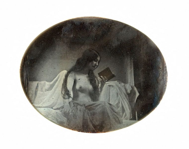 Pinup, jonge vrouw leest een boek op bed, sexy foto tussen 1842 en 1846 van Atelier Liesjes