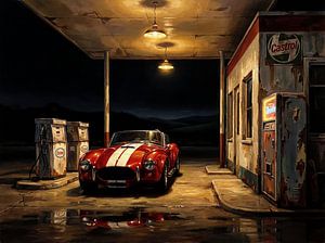 Rote AC Cobra bei Nacht an einer Tankstelle