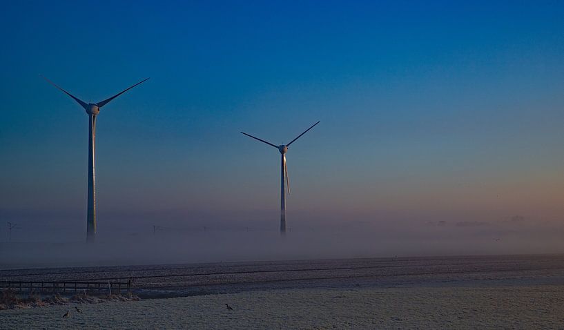 2 windmolens in de mist van peterheinspictures