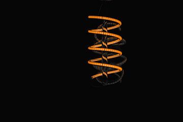 Lumière orange en spirale sur Rosanne Bussing