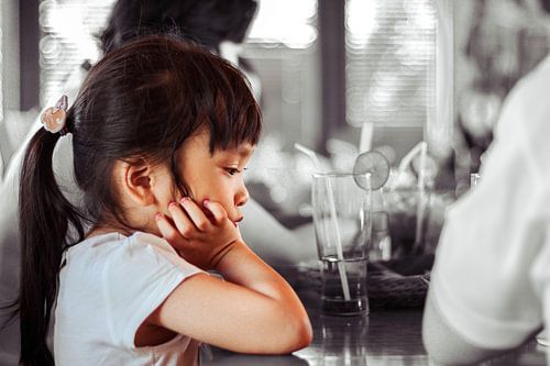 Schmollendes Mädchen