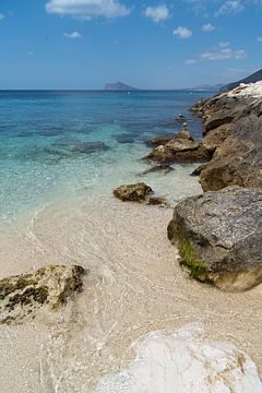 Turquoise zeewater en rotsen in Calpe 1 van Adriana Mueller