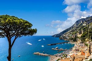 Malerischer Blick über Amalfi - Wo Himmel und Meer sich berührt