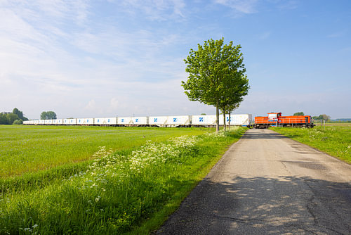 Een goederentrein door het Zeeuwse landschap