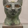 Egyptische kattenkop met  amber ogen. De godin Bastet van Patricia Hofmeester