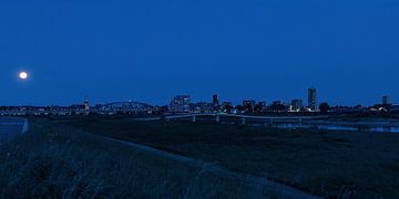 Skyline von Nimwegen bei Nacht von Bill hobbyfotografie