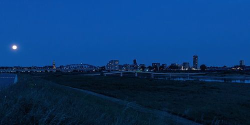Skyline Nijmegen bij nacht