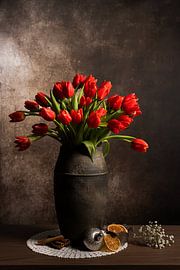 Modernes Stilleben mit roten Tulpen in einer Steingutvase von John van de Gazelle fotografie