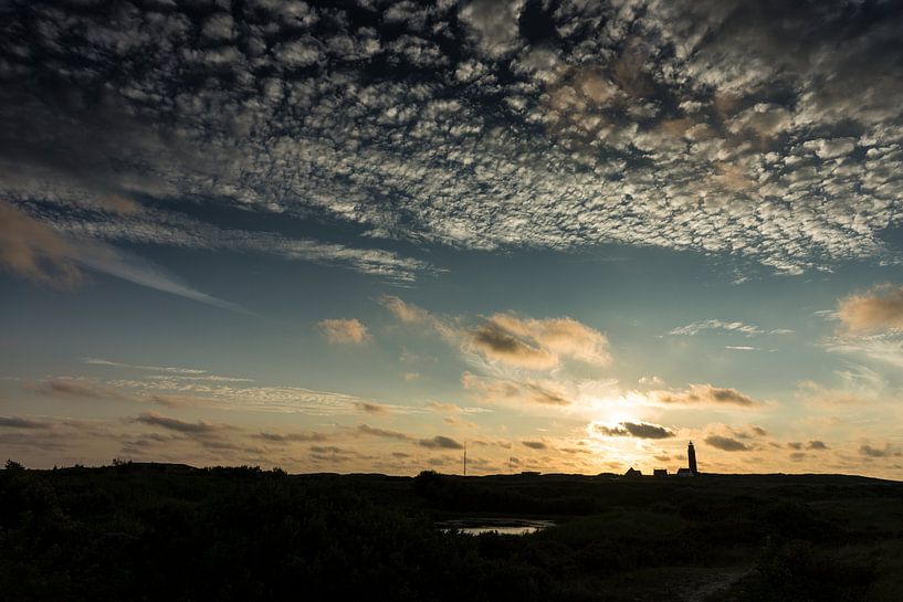 De ondergaande zon boven Texel van Jan Peter Mulder