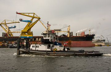 Duwboot en zeeschip in de haven van Amsterdam van scheepskijkerhavenfotografie