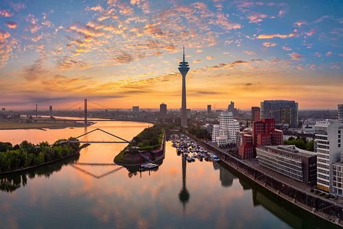 De skyline van Medienhafen in Düsseldorf, Duitsland