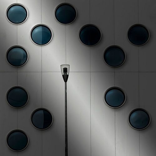 Architectuurfoto van gevel  met straatverlichting in Breda