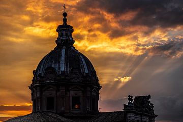 Zonsopkomst met in beeld een kerk te Rome. van Anton de Zeeuw