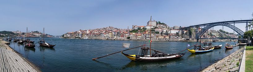 Panorama Porto von der anderen Seite in Richtung des Arbeiterviertels Ribeira von Peter Moerman