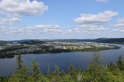 Uitzicht op de stad op een zomerse dag