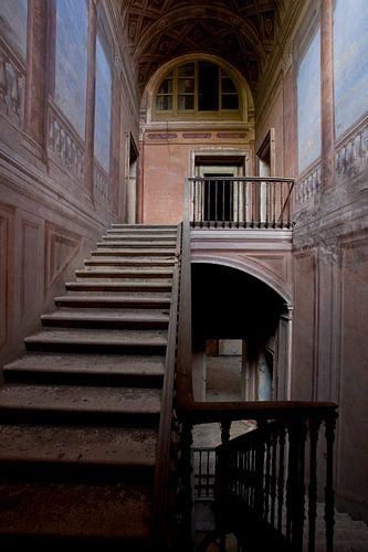 escalier d'une villa abandonnée sur urbex lady