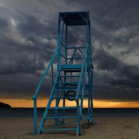 Verlaten strandwacht op Kreta van Hans van den Beukel