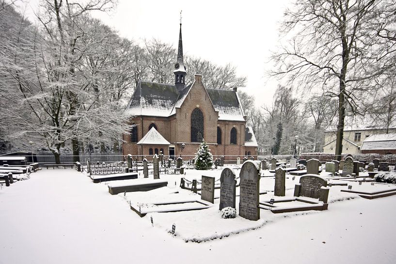 Alte mittelalterliche Kirche im Schnee in Lage Vuursche von Eye on You