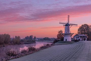 Koude zonsopkomst bij Molen de Vlinder van Rick van de Kraats