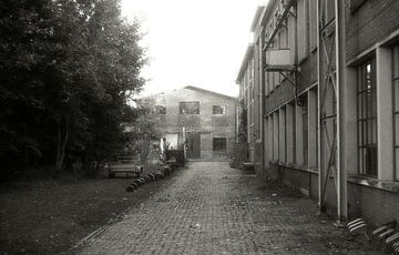 De rauwe omgeving van oude fabriekshallen in Zaandam analoog. van Zaankanteropavontuur