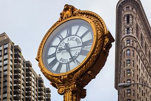 De wereldberoemde klok op Fifth Avenue, New York von Roy Poots