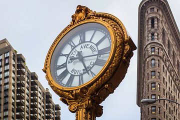 De wereldberoemde klok op Fifth Avenue, New York van Roy Poots