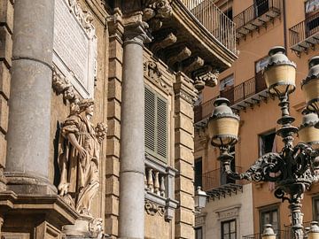 Maria beeld en straatlantaarn in Palermo, Italië van Moniek van Rijbroek
