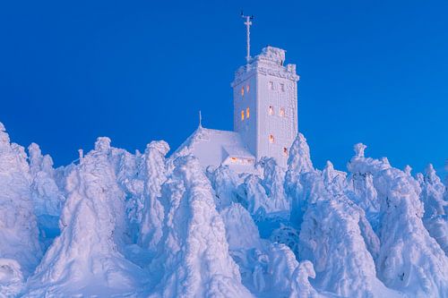 vereiste und verschneite Wetterwarte